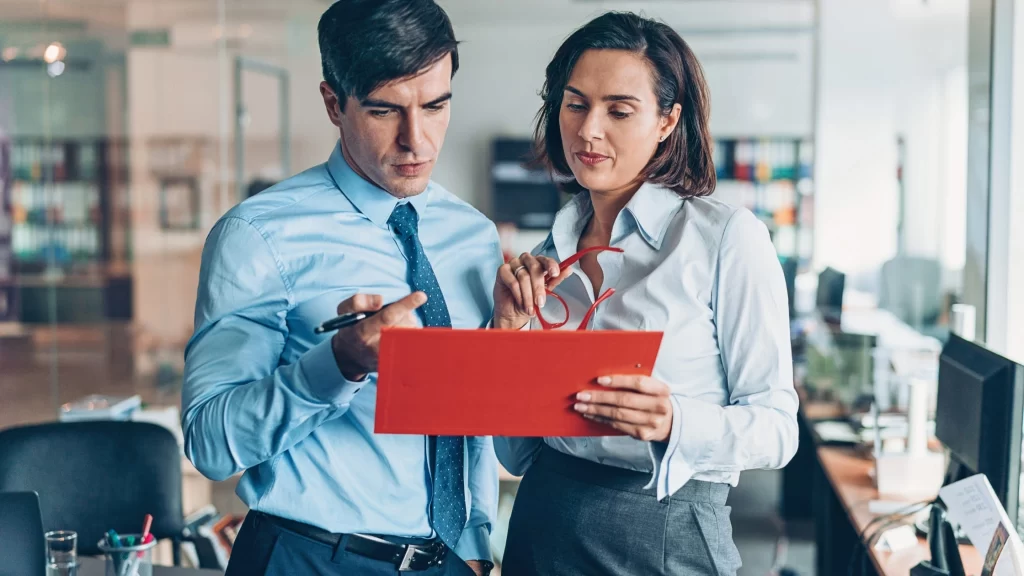 a women telling a men about what makes a business intelligence solutions work